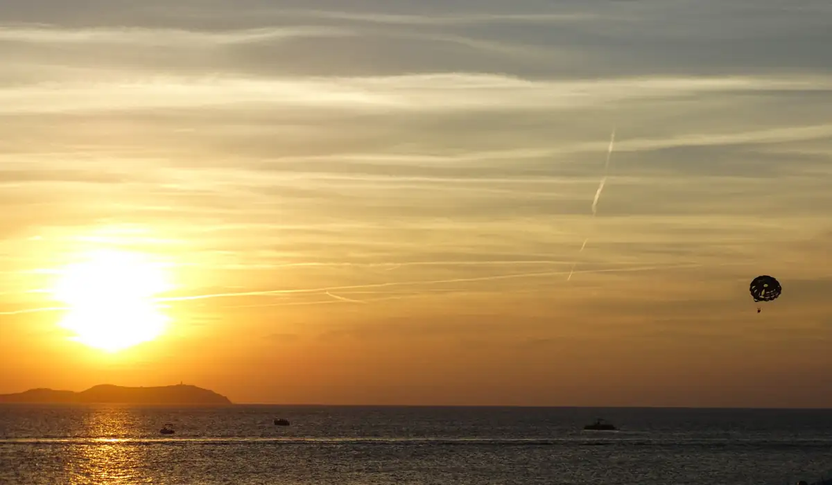 Puesta de sol sobre la bahía de Sant Antoni, Ibiza