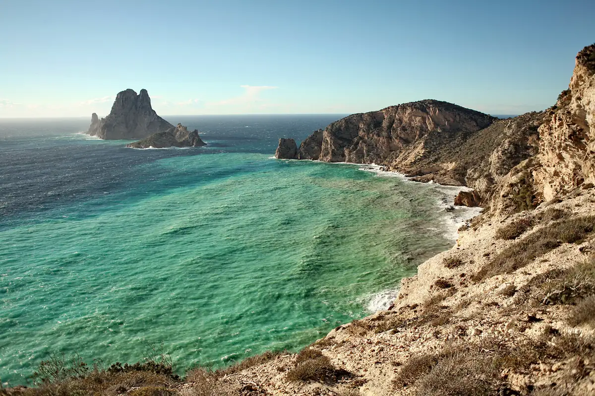 Sa Pedrera de Cala d'Hort (Atlantis) con Es Vedrà al fondo, Ibiza