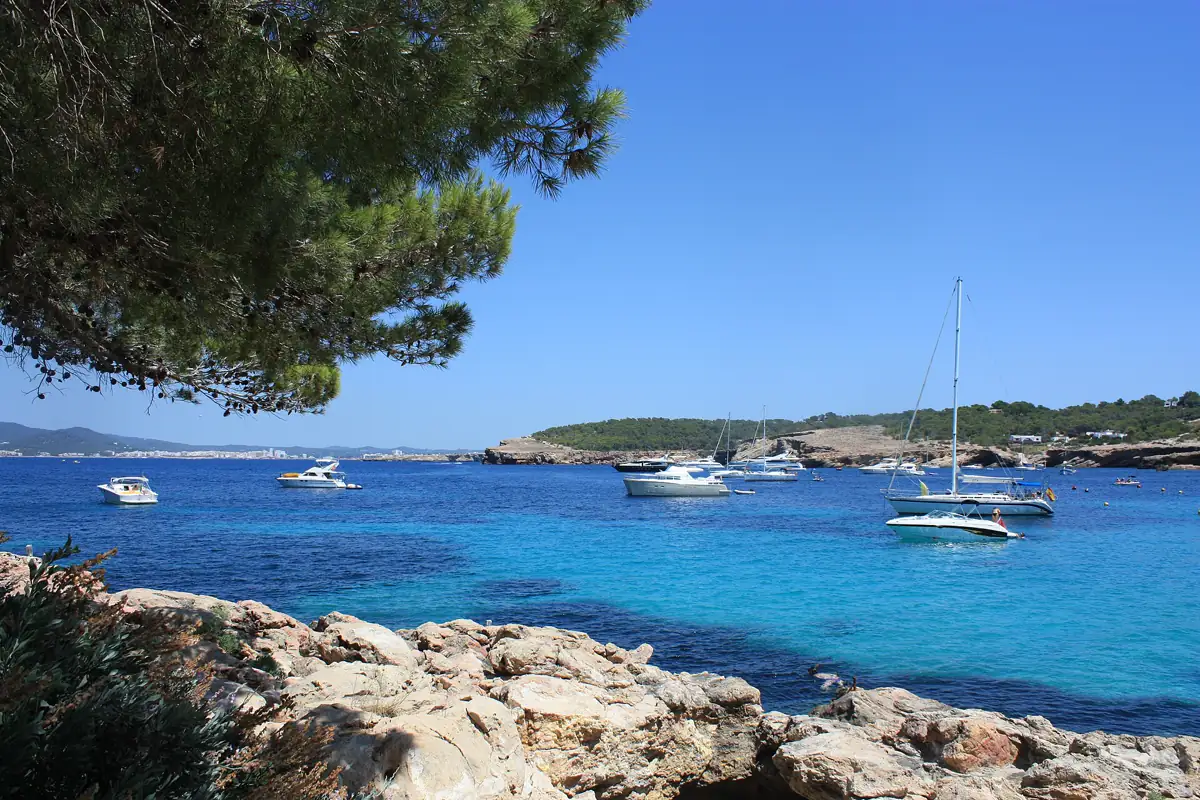 Barcos fondeados en Cala Bassa, Ibiza