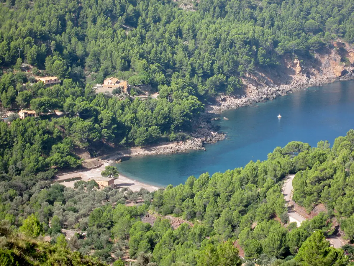 Cala Tuent, al pie de la Serra de Tramuntana, Mallorca