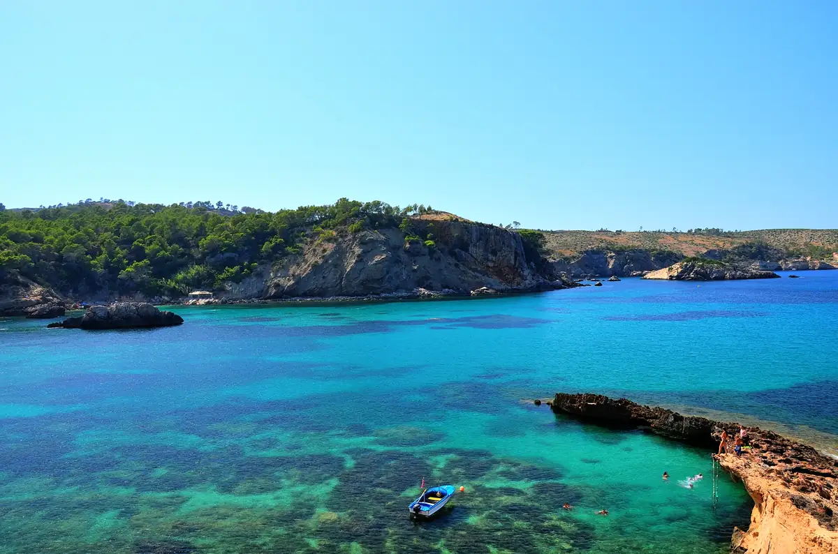 Aguas turquesas de Cala Xarraca, norte de Ibiza