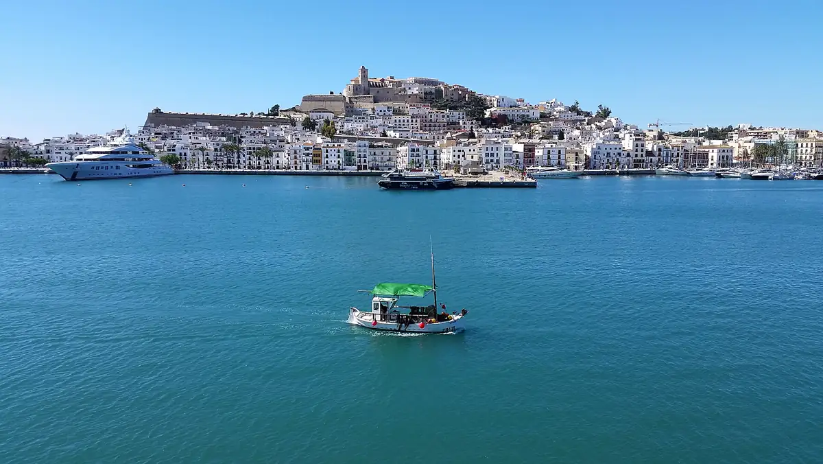 Dalt Vila y el puerto de Ibiza vistos desde el mar