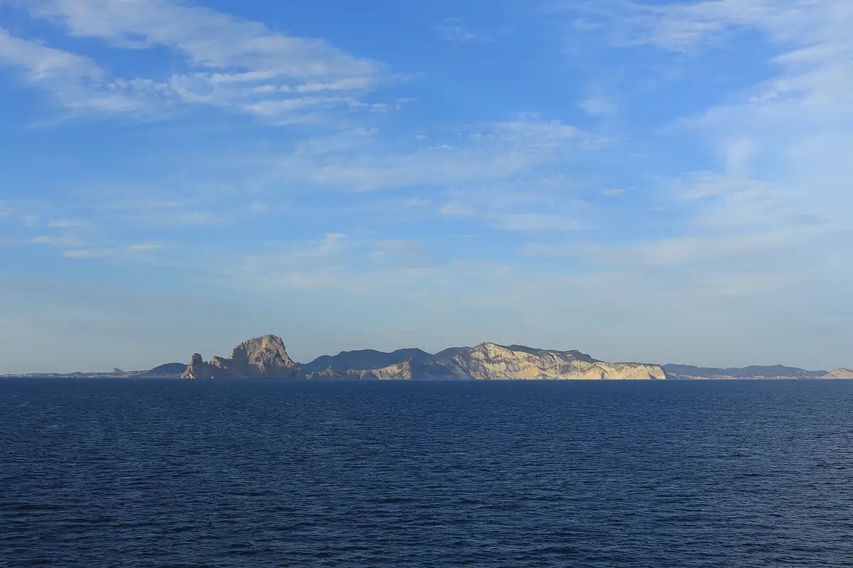 El islote de Es Vedrà visto desde el mar, Ibiza