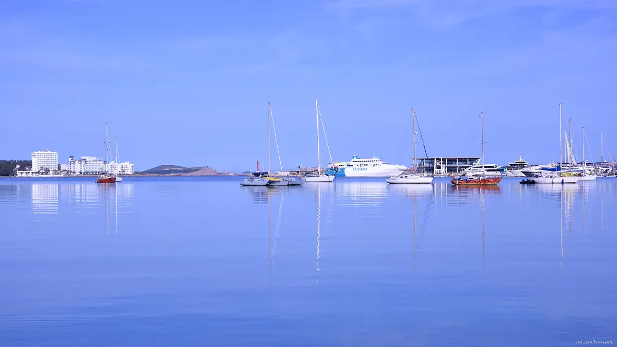 Mar en calma en la bahía de Sant Antoni, Ibiza